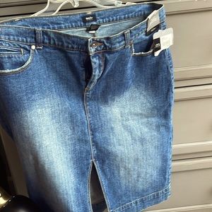 Low rise Mossimo Demi skirt.